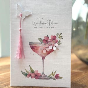 Moederdagkaart, handgemaakte kaart voor moeder. Moederdag. Luxe Moederdagkaart met 3D-bloemen, lint en edelstenen. Aquarel cocktailglas
