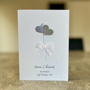 Personalisierte schlichte Hochzeitskarte. Luxus Hochzeitskarte, handdekoriert mit 3D silbernen Herzen & Organzaband. Hochzeitsdatum und Namen