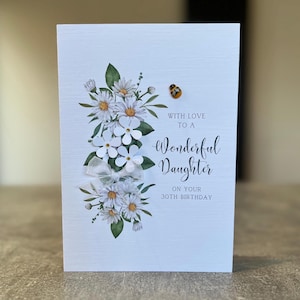 Carte de 30e anniversaire de fille. Carte des années 30 faite main avec une abeille en bois et des fleurs. Carte d'anniversaire de fille. Trentième carte. 30e anniversaire. Carte abeille