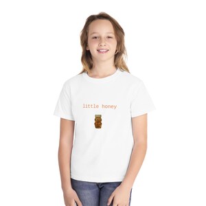 Camiseta infantil de algodón de calidad "Little Honey". Regalo navideño divertido. Tarro de miel de barkingbeautytees.