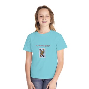NO DRAMA QUEEN T-shirt en coton de qualité pour enfants, conception de cartes à jouer amusante et optimiste par barkingbeautytees