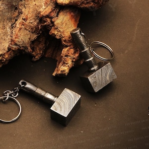 Handgefertigter Thor Hammer Schlüsselanhänger aus Damaststahl. In Holzkiste verpackt. Kaufen Sie eins, erhalten Sie eins gratis. Kostenloser Versand in die USA und Gravur. Pro-Hermoso1736