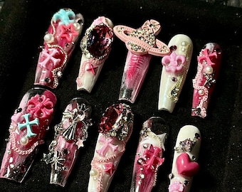 Uñas postizas largas de ataúd, uñas de gel Y2K, uñas postizas bonitas Y2K, uñas rosas con efecto chatarra, colección RoseUp de Alta Costura