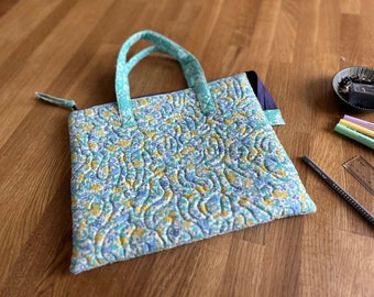 NEU Handmade -gesteppte Hülle -  Liberty London - Flowers -   iPad-, Laptop- Tasche mit Griffe,  - für Gerät bis zu 11“ Zoll mit Innenfach,