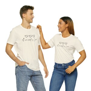 T-shirt All We Need Is Love  / Hommes / Femmes / Cadeau / Amour et Paix / Cadeau petit prix / Tee Shirt Saint Valentin / Anniversaire