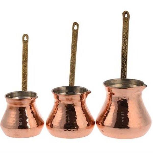 Handgefertigtes dreiteiliges Kaffeekannen-Set mit praller Prägung - Ästhetische Präsentation von traditionellem türkischen Kaffee