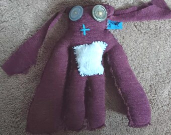 Coda di maiale - Bambola in tessuto con maglietta, capelli finti, tessuto morbido e moneta portafortuna