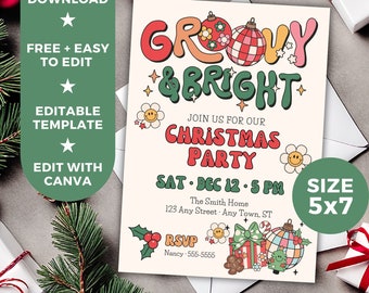 Könnte beinhalten: Eine groovige und helle Weihnachtsfeier-Einladung im Retro-Stil der 70er Jahre. Die Einladung zeigt einen bunten Weihnachtsbaumschmuck, eine Geschenkbox, einen Lebkuchenmann und eine Discokugel. Der Text auf der Einladung lautet "Groovy & Bright" und "Feiern Sie mit uns Weihnachten". Datum und Uhrzeit der Party sind mit "Sa. 12. Dez. - 17 Uhr" angegeben. Die Einladung enthält auch die Adresse der Party und eine RSVP-Nummer. Die Einladung ist 12,7 x 17,8 cm groß.