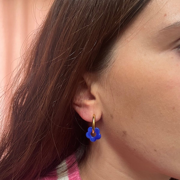 Boucle d'oreille créole avec fleur bleu en résine | Bijou en acier inoxydable