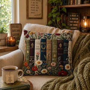 Funda de almohada floral con diseño de libro vintage, cojín decorativo estilo cottagecore, cojín de decoración literaria, regalo botánico para amantes de los libros, almohada rústica de granja. imagen 2