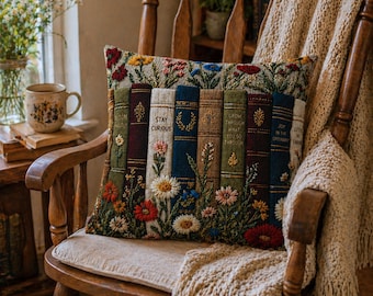 Gepersonaliseerde kussenhoes met vintage boekenmotief, sierkussen in cottagecore-stijl, decoratief kussen met literair thema, cadeau voor boekenliefhebbers met botanische motieven, rustiek kussen in boerderijstijl