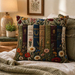 Funda de almohada floral con diseño de libro vintage, cojín decorativo estilo cottagecore, cojín de decoración literaria, regalo botánico para amantes de los libros, almohada rústica de granja. imagen 4
