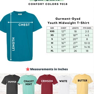 K&ouml;nnte beinhalten: Gr&ouml;&szlig;entabelle f&uuml;r T-Shirts aus mittelschwerem Stoff f&uuml;r Kinder in verschiedenen Farben. Die Tabelle zeigt Brust- und L&auml;ngenma&szlig;e in Zoll sowie die entsprechenden Altersgruppen. Die gezeigten Farben sind Pepper, Chalky Mint, Crimson, White und Butter.