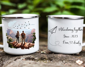 Personalisierter Camp-Becher, Rucksack-Abenteuer-Becher, einzigartiger Wander-Camping-Becher, benutzerdefinierter Lagerfeuer-Becher, Outdoor-Paare-Geschenk, benutzerdefinierte Emaille-Tasse