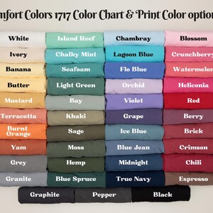 K&ouml;nnte beinhalten: Farbkarte mit 36 verschiedenen Farben von Comfort Colors 1717 T-Shirts. Die Farben sind in drei Spalten angeordnet, wobei jede Spalte eine andere Farbfamilie repr&auml;sentiert: neutral, k&uuml;hl und warm.