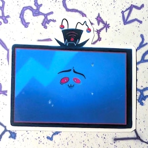Könnte beinhalten: Ein Aufkleber mit einem Zeichentrickfernseher mit einem traurigen Gesicht auf dem Bildschirm. Über dem Bildschirm befindet sich eine Zeichentrickfigur mit einem schwarzen Hut und roten Augen. Der Hintergrund ist weiß mit lila Stern- und Linienmustern.