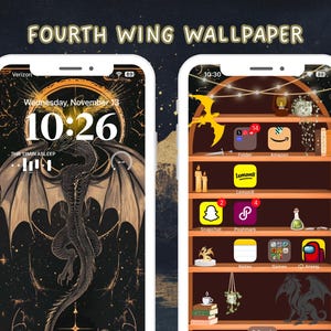 Puede incluir: Dos pantallas de smartphone que muestran un fondo de pantalla de Fourth Wing. Una muestra un dise&ntilde;o de drag&oacute;n con la hora y la fecha. La otra muestra una estanter&iacute;a con iconos de aplicaciones, velas y objetos decorativos. El texto "FOURTH WING WALLPAPER" est&aacute; en la parte superior.