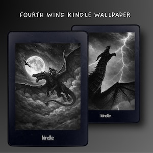 Könnte beinhalten: Zwei Kindle E-Reader mit Fantasy-Hintergründen. Einer zeigt einen Drachen mit Reiter vor Vollmond, der andere einen Drachen mit Blitz. Der Text "Fourth Wing Kindle Wallpaper" befindet sich oben im Bild.