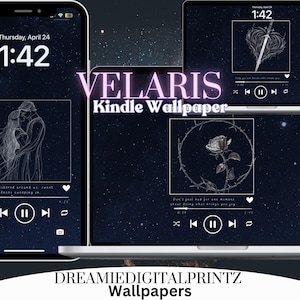 Puede incluir: Una ilustración digital de una rosa con espinas, una espada y una pareja abrazándose, todo sobre un fondo de cielo nocturno estrellado. El texto "VELARIS Kindle Wallpaper" se muestra en fuente rosa. El texto "No te sientas mal ni por un momento por hacer lo que te pica" se muestra debajo de la rosa.