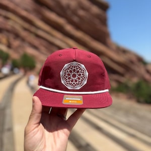Gorra Snapback King Gizzard Nonagon Infinity de 5 paneles, roja, inspirada en King Gizzard y el Mago Lagarto.