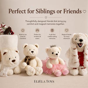 Op de afbeelding: Een verzameling van vier knuffels, waaronder een ijsbeer kerstsok, een beer met een bruine sjaal, een beer met een roze tutu en kroon, en een beer in een rood vest en witte jas. Tekst: Perfect for Siblings or Friends, ELIELA TOYS.