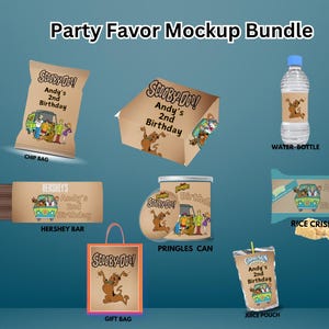 Pode incluir: Um conjunto de maquetes de lembrancinhas de festa com Scooby-Doo! O conjunto inclui um saco de batatas fritas, uma barra Hershey, uma lata de Pringles, um arroz crocante, um saco de suco, uma sacola de presente e uma garrafa de água. Cada item apresenta um design Scooby-Doo! com o texto "Scooby-Doo! Andy's 2nd Birthday".