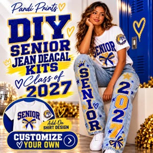 Puede incluir: Un kit de calcomanías para jeans de último año con letras y gráficos de purpurina azul y dorada. El texto dice Pandi Prints, DIY SENIOR JEAN DECAL KITS, Class of 2027 y CUSTOMIZE YOUR OWN. Incluye una camiseta blanca y jeans azules con diseños a juego.