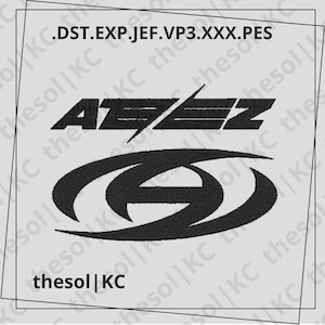 Può includere: Logo ricamato nero del gruppo ATEEZ, con un simbolo stilizzato sottostante. Il testo include il nome del gruppo e le parole "thesol|KC" in basso. Il design è su uno sfondo grigio chiaro.