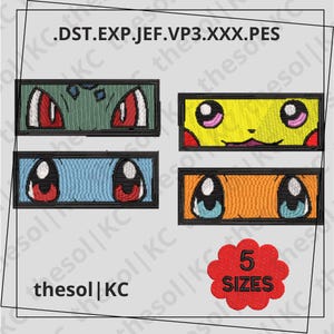 Può includere: Quattro toppe ricamate con diversi personaggi Pokemon. Le toppe sono rettangolari e hanno contorni neri. I personaggi sono Bulbasaur, Pikachu, Squirtle e Charmander. Il testo sull'immagine dice ".DST.EXP.JEF.VP3.XXXX.PES".