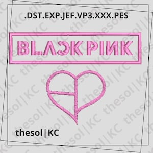 以下が含まれることがあります： 長方形のフレーム内に「BLACKPINK」の文字とハート型のロゴが入ったピンク色の刺繍デザイン。 デザインは薄いグレーの背景にあります。 下部には「thesol|KC」の文字があります。