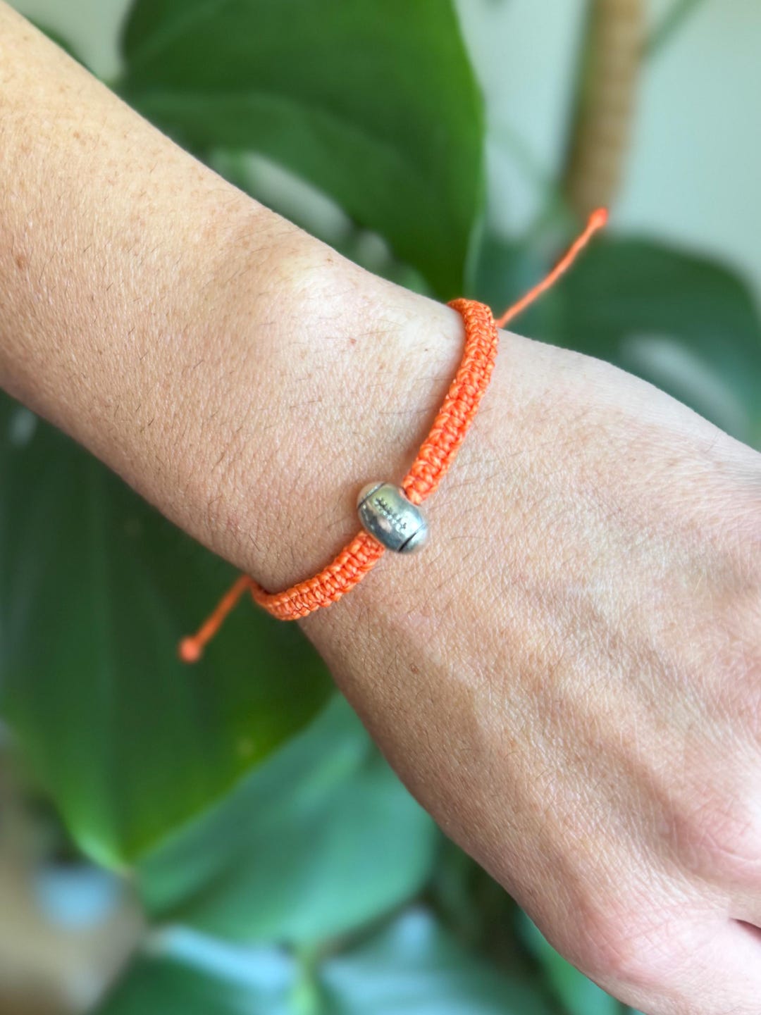 マクラメ編みブレスレット、シルバーのフットボールビーズチャーム付き