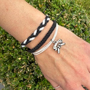 Bracciale con ciondolo a forma di cintura per arti marziali in argento • bianco e nero • Cintura nera Taekwondo Hapkido Karate Jiu-jitsu Kung Fu Muay Thai Judo