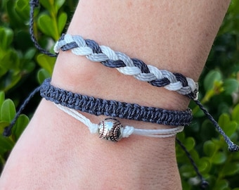 Pile de bracelets de baseball des NY Yankees : bracelets à breloques en macramé bleu marine, gris et blanc