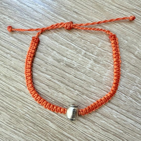 マクラメ編みブレスレット、シルバーのフットボールビーズチャーム付き