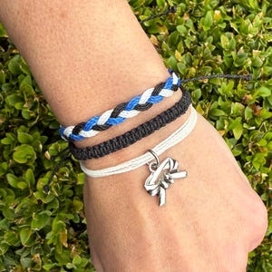 Bracciale con ciondolo per cintura di arti marziali in argento • nero, blu e bianco • Taekwondo Hapkido Karate Jiu-jitsu Kung Fu Muay Thai Judo