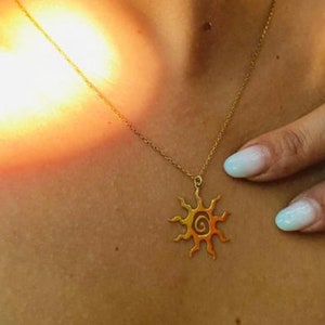 Summer Necklace,Minimalist Sun Necklace,Minimalist Necklace,Sun Pendant Necklace in Gold, Dainty Sun Charm Necklace,Gift For Her
