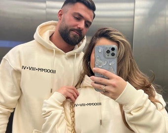 Sweat à capuche assorti imprimé chiffres romains, sweats à capuche personnalisés pour couple avec date d'anniversaire, initiales personnalisées avec pull à manches coeur, cadeau petit ami