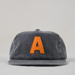 chapeau de voyage en coton lavé avec lettrage personnalisé en feutre de laine