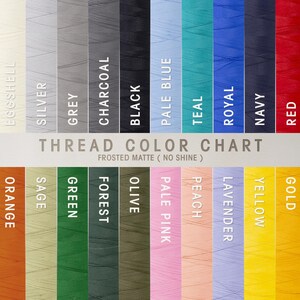 Puede incluir: Una carta de colores de hilo con una variedad de colores, incluyendo blanco, negro, rojo y dorado. La carta muestra los colores en columnas verticales con los nombres de los colores en texto blanco. El texto "THREAD COLOR CHART" tambi&eacute;n es visible.