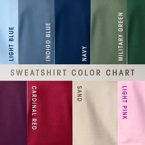 Puede incluir: Una carta de colores para sudaderas muestra muestras de varios colores, incluyendo azul claro, azul &iacute;ndigo, marino, verde militar y verde bosque. Colores adicionales son granate, rojo cardenal, arena y rosa claro. El texto "SWEATSHIRT COLOR CHART" est&aacute; centrado.
