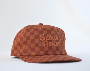 Gorra de excursión a cuadros con bordado mate personalizado en relieve.