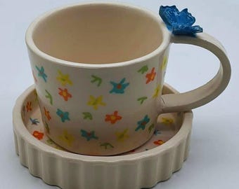 Vlindermok: ambachtelijke bloemen keramische koffiekop