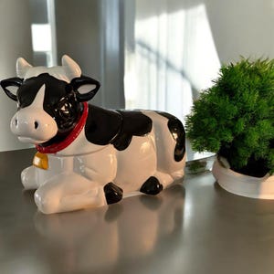 Vintage Holstein Cow Cookie Jar: 1980s Ceramic Farmhouse Kitchen Decor