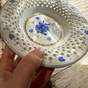 Antike La Reine Limoges Sockel Obstschale, Blaue Rosen Motiv, Goldakzente, Porzellan Herzstück, Französische Keramik Schale