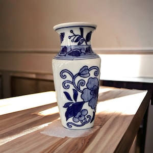 Hand-Painted Blue and White Small Chinese Porcelain Vase - Elegant Asian Decor