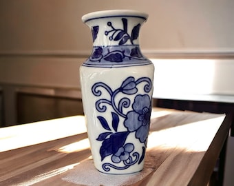Hand-Painted Blue and White Small Chinese Porcelain Vase - Elegant Asian Decor