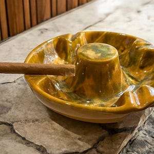 Duża popielniczka ceramiczna MCM, żółtobrązowa khaki szkliwiona, oznakowana Beauce Québec 985, zabytkowa miska na drobiazgi, wystrój Tobacciana