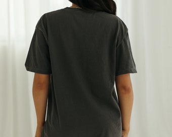Comfort Colors C1717 Pepper Back Mockup Camiseta de gran tamaño Maqueta Modelo Maqueta Estética Mock Pepper Color Shirt Trendy Mockup