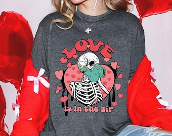 Camiseta divertida del Día de San Valentín con esqueleto y máscara de gas, camiseta con el mensaje "El amor está en el aire, intenta no respirar", camiseta y corazones contra el Día de San Valentín, amigos San Valentín