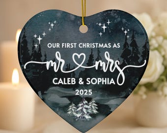 Adorno de Navidad para el Sr. y la Sra. Bosque Oscuro 2025: Personalízalo con nombres y fecha. Sutil y minimalista detalle personalizado para tu fiesta de bodas.